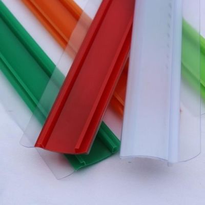 Os dados do bilhete da prateleira do supermercado descascam a máquina da extrusão do perfil do PVC